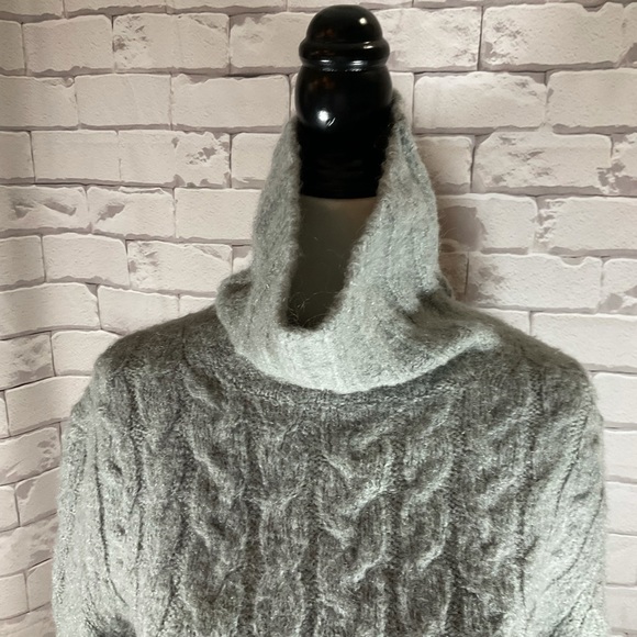 “ROOTS” Grey Cable Knit Sweater. - Picture 9 of 9